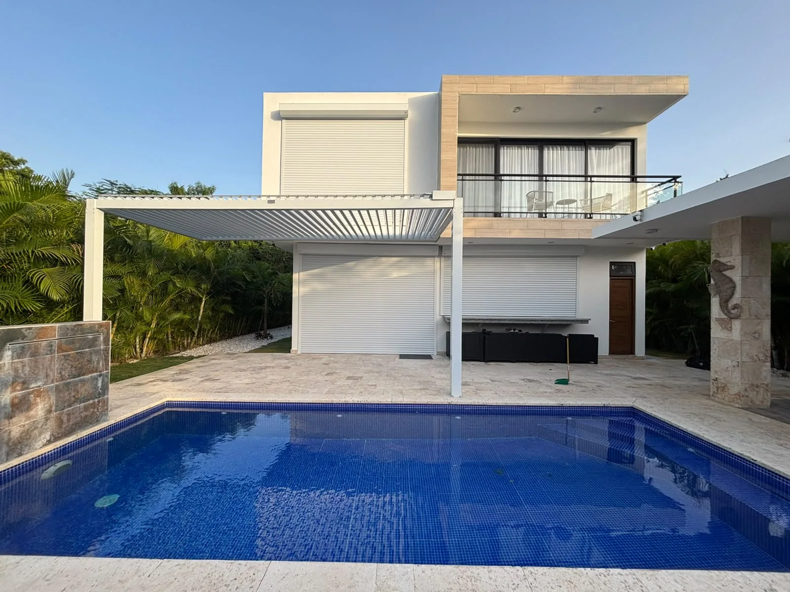 Residencia con shutters blancos y pérgola de aluminio Continental Shutters