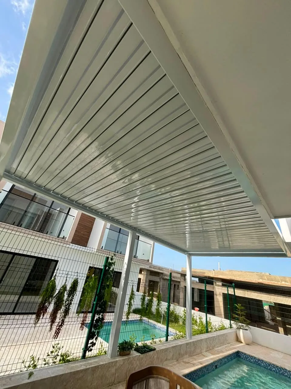 Detalle inferior de pérgola de aluminio Continental