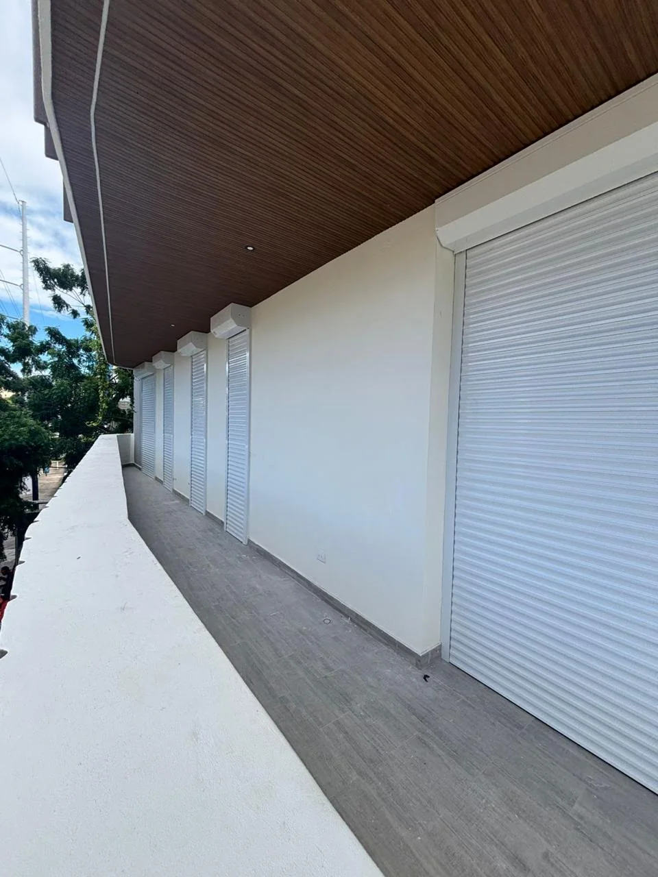 Shutters blancos instalados en balcón