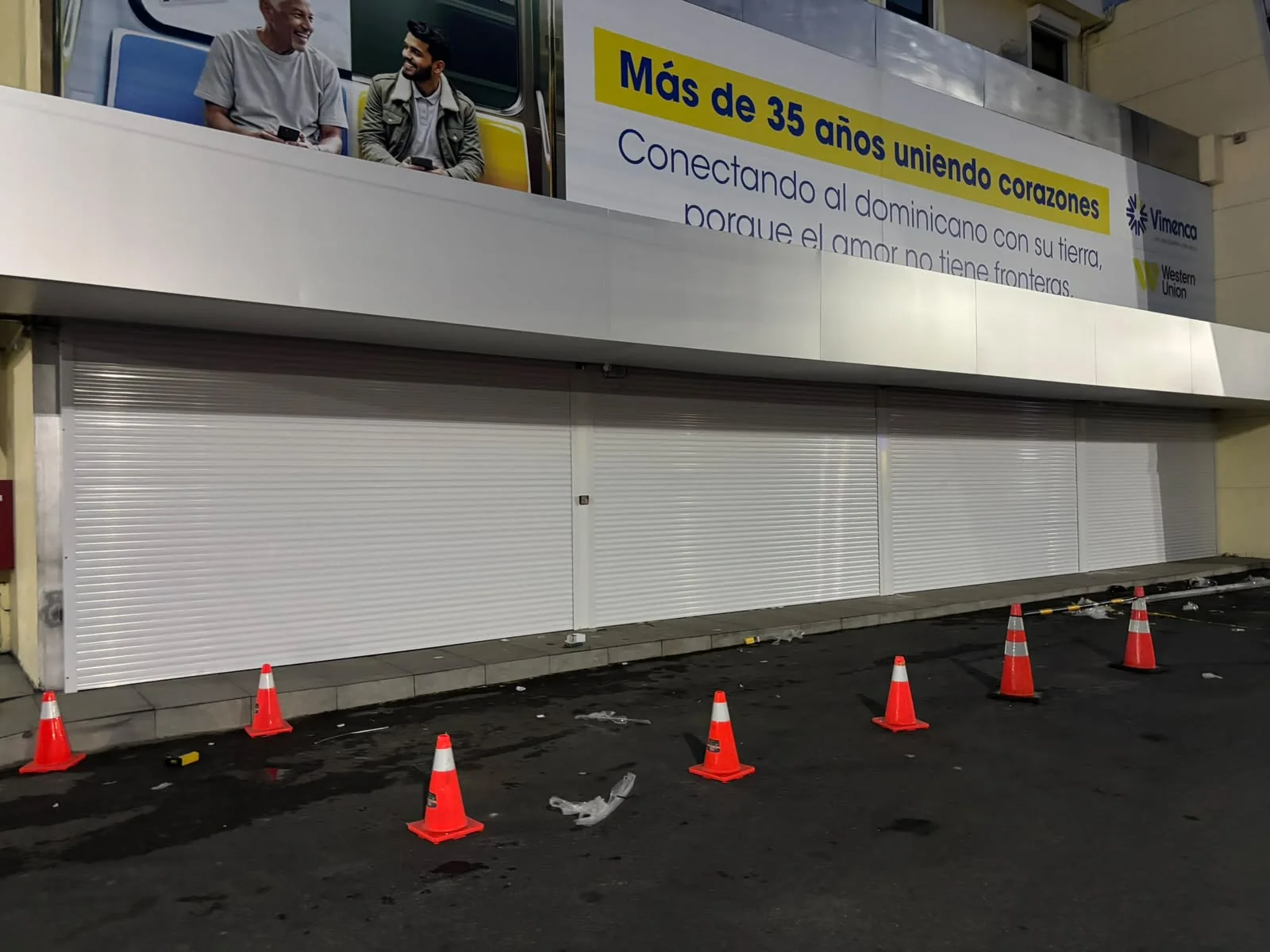 Instalación comercial de shutters blancos Continental Shutters