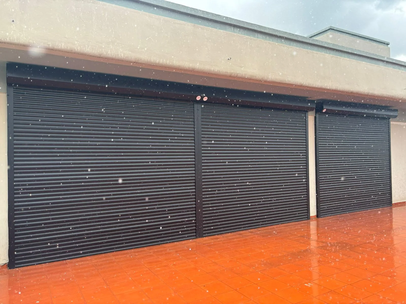Proyecto con shutters negros Continental Shutters